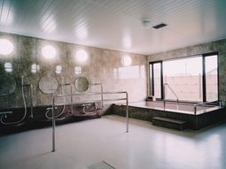 明るい清潔な浴室