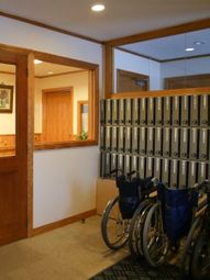 エントランスと車いすの並び