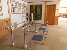 リハビリ器具と掛軸の空間