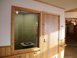 廊下の木目調の扉