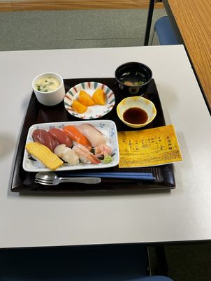 多様な食事のトレー
