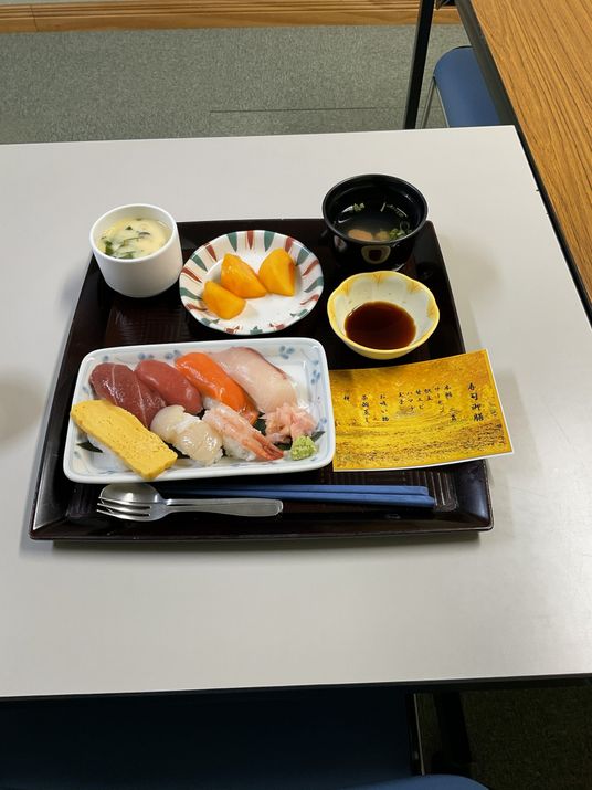 多様な食事のトレー