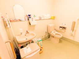 清潔なトイレと洗面台