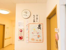 廊下の壁に掲示物