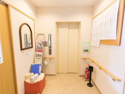 廊下の掲示物とエレベーター