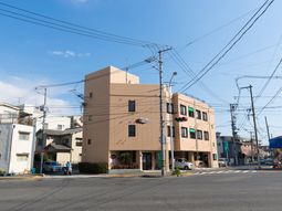 角地に立つ施設外観