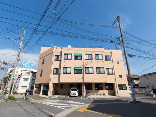 多階層の建物の外観