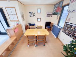 明るい空間のテーブル