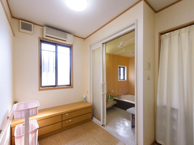 清潔な居室仕事環境 居室 広々とした個室で、居心地の良い生活の支援をするやりがいのある仕事です。クリーンで整った職場環境を提供します。