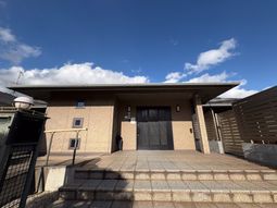 落ち着いた建物の正面