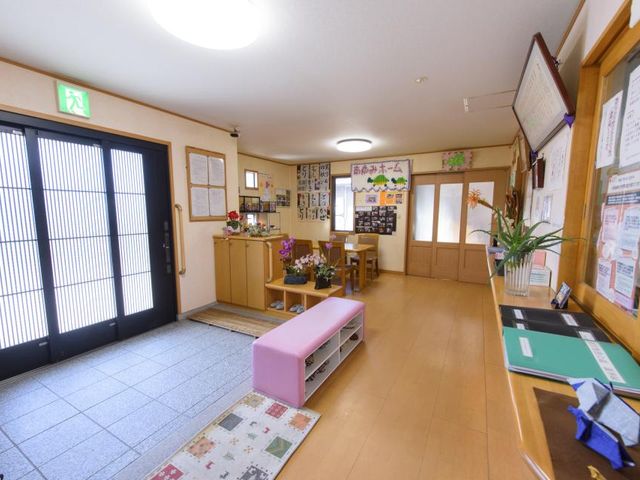 暖かみのあるエントランス エントランス 温もりと明るさが迎えるエントランスで、訪れる方々に心地良い空間を提供しませんか。