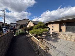 広い庭付きの外観