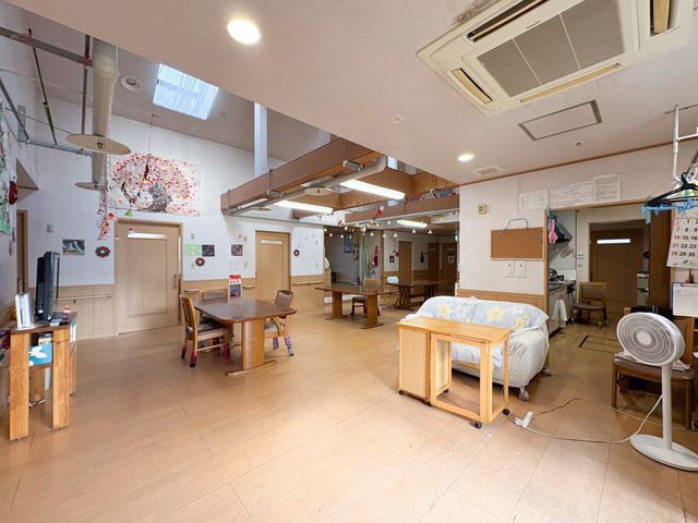 リビング リビング 広いリビングは自然光が差し込み、テーブルやソファでくつろぎのひとときを過ごせます。