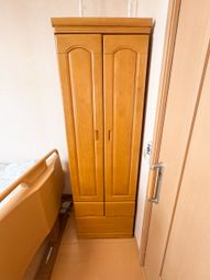 木製の収納がある居室