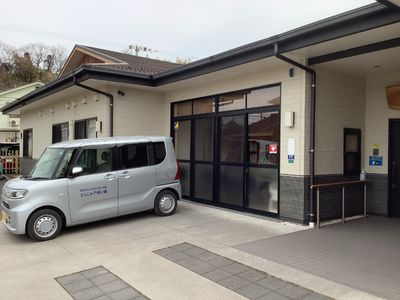 明るい施設のエントランス