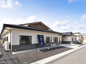 明るい施設の外観