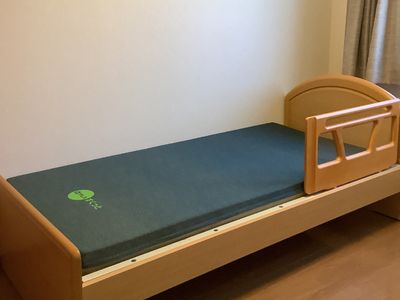 手すり付きシンプルなベッド