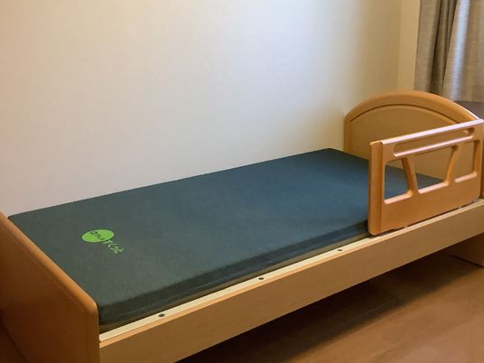手すり付きシンプルなベッド