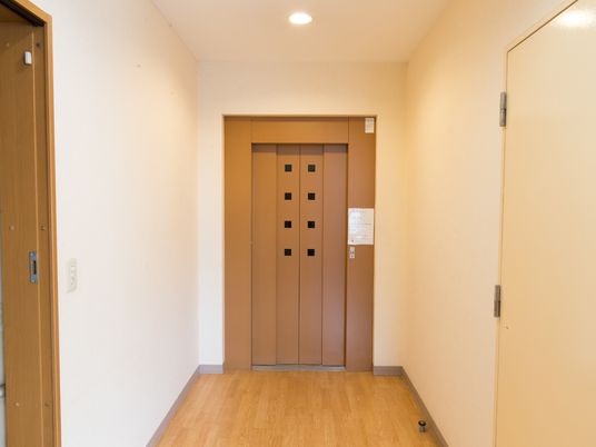 清潔な廊下のエレベーター前