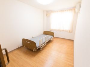 明るい洋室の居室