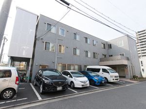 駐車場付きの外観