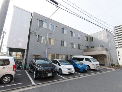 駐車場付きの外観