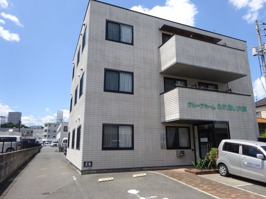 白い建物の外観