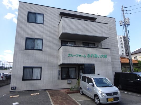 建物外観と駐車場