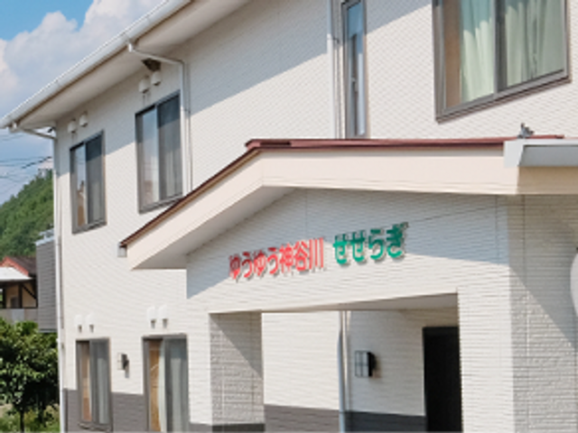 施設の外観 外観 緑豊かな周辺環境に位置し、アクセスしやすい落ち着いた雰囲気のエントランスです。