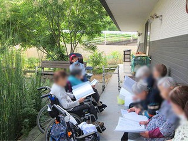 緑あふれるテラス テラス 自然を感じながら、快適に過ごせる外の空間です。車椅子の方とも一緒に楽しめます。