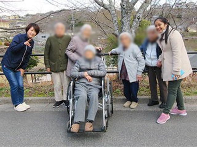 笑顔で楽しむきっと楽しい時間 外観 施設の外で自然を満喫しながら、笑顔で交流を楽しむ姿が見られます。明るい雰囲気が魅力です。