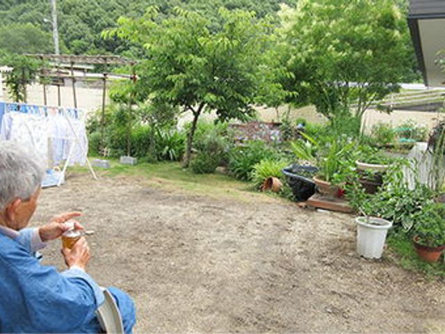 癒しの中庭風景 中庭 のどかな中庭で過ごす穏やかなひととき。周りには植物が並び、心を和ませる空間です。