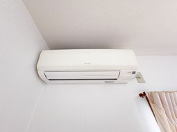 白いエアコンの部屋