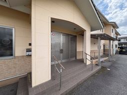 落ち着いた外観の入口