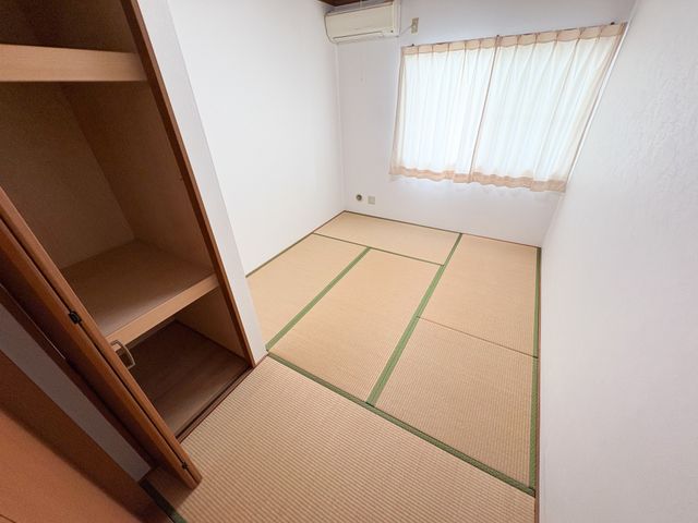 畳敷きの部屋 和室 畳が敷かれた和室は、リラックスできる空間です。自然光が差し込み、心地よく過ごせます。