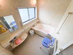 安全設備のある浴室
