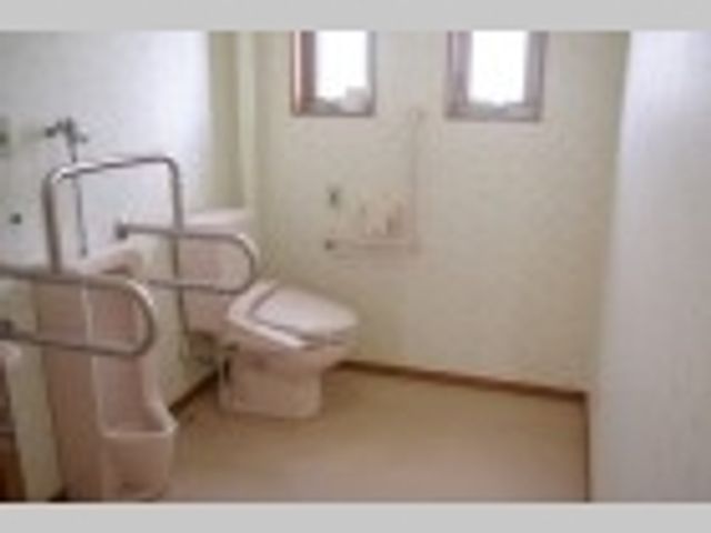 バリアフリートイレ トイレ 手すり付きで安全なトイレ空間です。利用者の自立を支援する設計になっており、快適な使用が期待できます。
