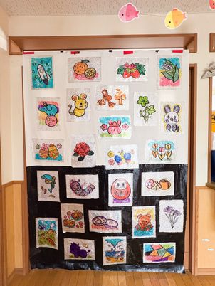 カラフルな手作り作品が飾られた壁