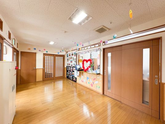 飾り付けがある廊下