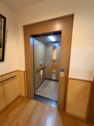 木目調の閉じた空間