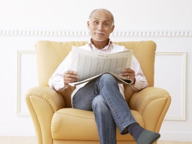 ソファに座る笑顔の男性