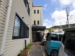 エントランス前の建物