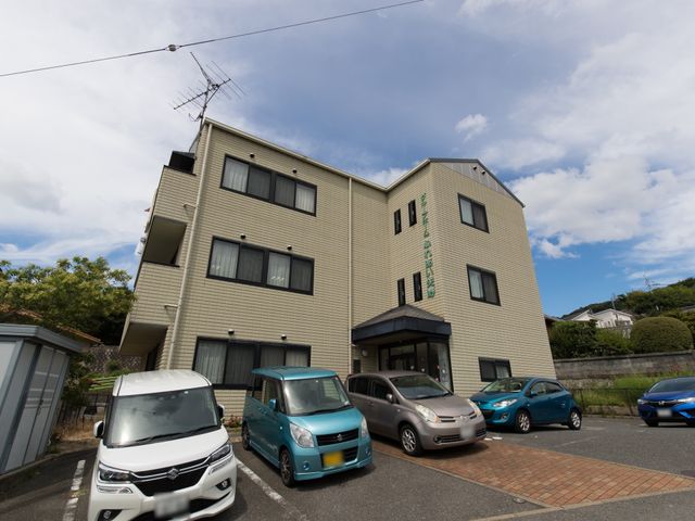 外観の建物と駐車場