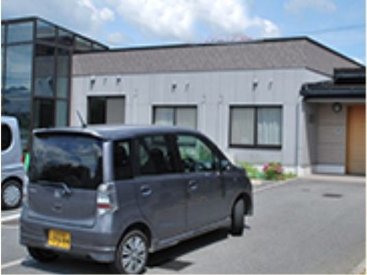 施設の外観と車
