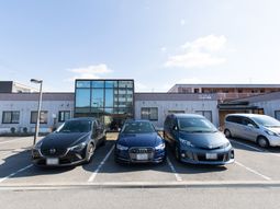 施設外観と駐車場