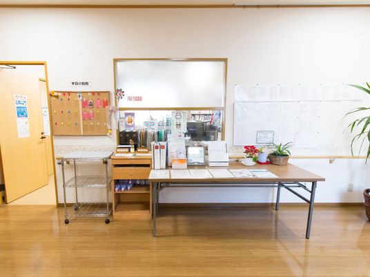 情報掲示がある明るい空間