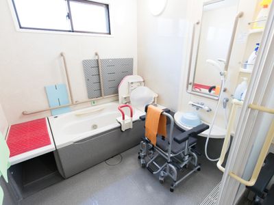 バリアフリー設計の浴室