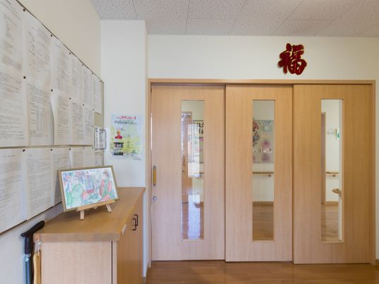 玄関ドアと掲示物