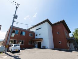 明るい建物の外観