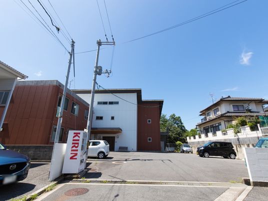 青空に囲まれた建物外観